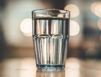 Полезно ли пить воду натощак