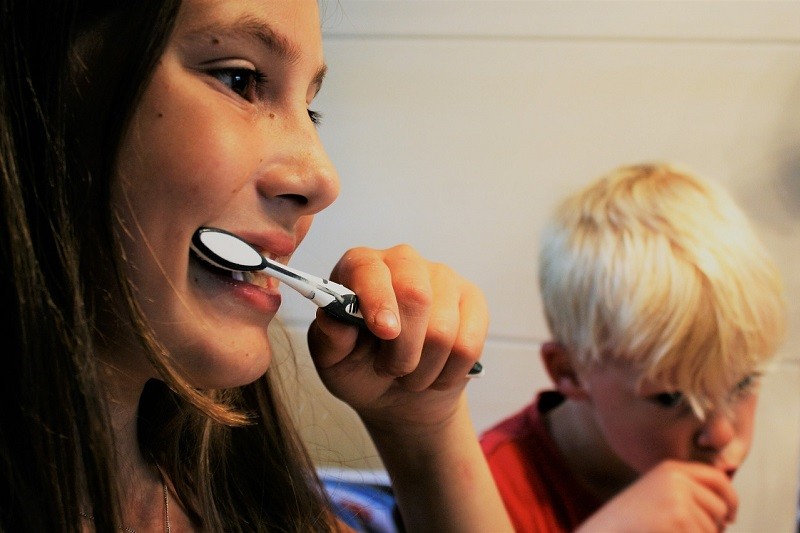 чистка зубов детьми