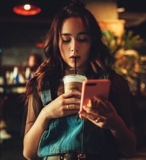 Номофобия — зависимость от мобильного телефона.