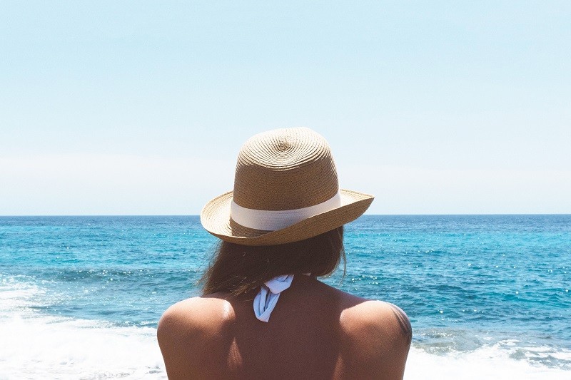 девушка в шляпе на пляже