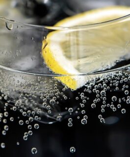 Вода с лимоном — польза и противопоказания.