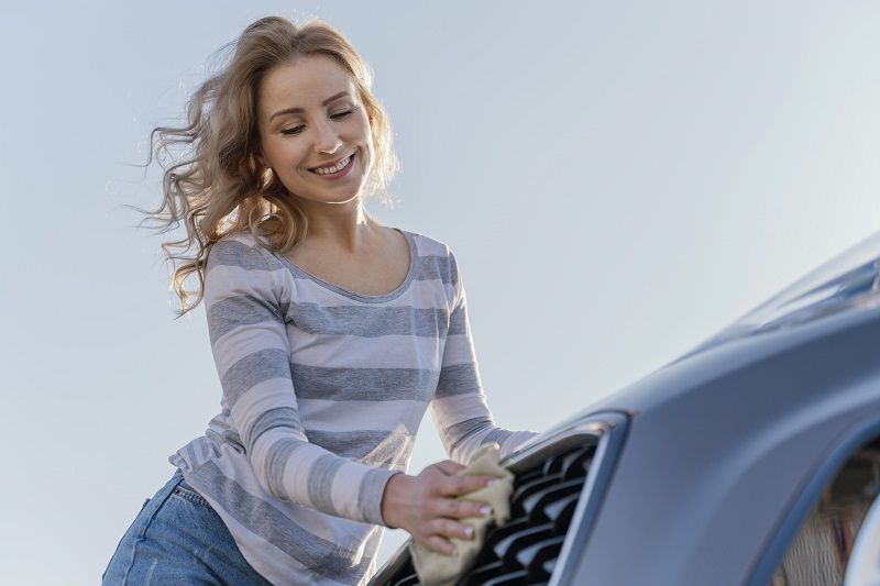 женщина ухаживает за автомобилем
